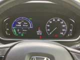 速度や燃料残量などの情報がメーター内にまとまり、運転中も必要な表示を確認しやすい構成です。表示の配置が整理されており、視線を大きく動かさず把握できます。