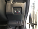 【両側電動スライドドア】リモコンや運転席のスイッチ操作のほか、ドアハンドルを少し引くだけでリアドアが自動開閉します♪