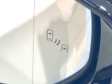 【ブラインドスポットモニター】走行中、ドアミラーの死角になりやすい箇所に後続車が接近するとサイドミラーのレンズに警告を表示!ドライバーに注意喚起をしてくれます。