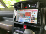 停車中には画面でテレビ番組を視聴でき、待ち時間を過ごす際にも便利です。映像が表示されるモニターを備え、車内でのひとときに楽しみを添えてくれる装備です。
