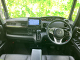 運転席まわりにモニターやメーター、操作部がまとまり、必要な情報を確認しやすい配置です。前方を見ながら各種表示にも目を向けやすく、日々の運転を支える使い勝手に配慮されています。