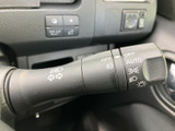 レバーには各種表示がまとまり、運転席から位置や表示を確認しやすい配置です。必要な機能を手元で扱える構成で、慣れない道や日常の運転でも視認しやすく便利です。
