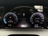 【Digital Cockpit Pro】基本の速度計とタコメーターの表示に加え、中央にドライビングデータやマップなどを少ない視線移動で視認できます。
