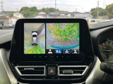 後方や車両周辺の様子を画面で確認でき、駐車時や狭い場所での後退をサポートします。周囲の状況を把握しやすく、日常の駐車場でも頼りになる装備です。
