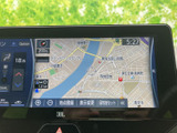 道路や周辺施設が地図上に表示され、現在地周辺の道順を確認する際に役立ちます。縮尺変更や地点登録などの項目も画面に並び、目的地までの案内を確認しやすい装備です。