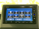 ラジオやディスク、USBなど、複数の音源を画面から選べるオーディオメニューです。使いたい項目を確認しやすく、普段の移動中にお好みの音楽や番組を楽しむ際に便利です。