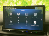 FM・AMをはじめ、テレビやスマートフォン連携など複数の音源が画面に並びます。使いたい項目を表示から選べるため、日常の移動で音楽やラジオを楽しみたい方にも便利です。必要な機能を見つけやすい構成です。