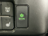 ECONスイッチ操作でエンジンやミッション、エアコンなどを総合的に制御、燃費をよくするようクルマが頑張ります。