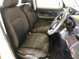運転席の座面高さを調整できるシートリフターが付いています。