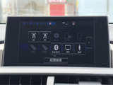 オーディオ画面ではラジオやディスク、USB、Bluetoothなどのソースを一覧で確認できます。使いたい音源を選びやすい表示で、通勤やお出かけの移動中に、好みに合わせた音楽やラジオを楽しめる装備です。