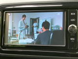 テレビ番組を画面に表示でき、停車中の待ち時間にも映像を楽しめます。画面上に番組映像が広がり、車内で過ごす時間の過ごし方を広げてくれる装備です。