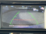後方の映像にガイド線が表示され、駐車時に車両後方の位置関係を確認する目安になります。周囲を目視しながら画面も活用でき、駐車操作をサポートしてくれる装備です。