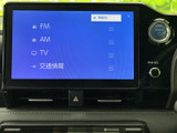 FMやAM、テレビ、交通情報など、画面から選べる項目がひと目で分かりやすく表示されています。日々の移動中に必要な情報や音声を選びやすく、使い勝手にも配慮された装備です。
