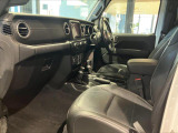 運転席、助手席にはシートヒーターが搭載しております。