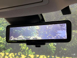 【インテリジェントルームミラー】後席の大きな荷物や同乗者で後方が確認しづらい時でも安心!カメラが撮影した車両後方の映像をルームミラー内に表示。クリアな視界で状況の確認が可能です!