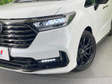 【LEDヘッドライト】悪天候や夜間走行時も良好な視界を確保し安心して運転できる高輝度LEDヘッドライトを装備!点灯速度が早く、消費電力も抑えられています。