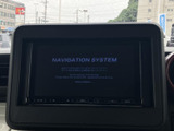 ナビゲーションシステムを備えたセンターディスプレイで、起動後は画面を見ながら目的地設定などを行えます。運転席から確認しやすい位置にあり、日常のお出かけにも便利にお使いいただけます。