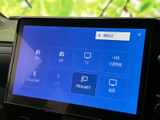 FM・AMラジオをはじめ、BluetoothやUSBなど複数の音源項目を画面から選べます。使いたいメニューが一覧で見やすく、日々の移動中にお好みの音楽や情報を楽しめる装備です。
