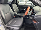 落ち着いた色合いのシートと手の届きやすい位置にまとまった運転席まわりで、乗り込んだ際の視界もすっきり。ゆったり座れる前席は、毎日の移動にも使いやすい空間です。