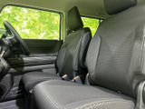 左右の前席にはゆとりを感じさせる座面が備わり、落ち着いて運転に集中できる空間です。大きな窓から外の様子を確認しやすく、ドア内側もすっきりとした印象です。