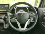 手元に複数のスイッチを備え、運転姿勢を大きく変えずに各種機能へアクセスしやすい配置です。メーター類も正面にまとまり、日々の運転を支える実用的な装備です。