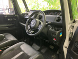 運転席まわりは視界が広く、メーターや前方の様子を確認しやすいレイアウトです。シートには落ち着いた色合いを採用し、乗り込んだ際もゆったり過ごせる空間です。