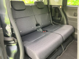 後席は左右に並んだ座席とヘッドレストを備え、同乗者にも落ち着いて過ごしていただける空間です。ドア側には収納やスピーカーも配置され、乗車中の使い勝手に配慮されています。
