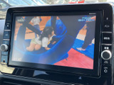 画面にはテレビ番組が表示され、停車中に映像やテレビを視聴したい場面で活用できます。画面の表示も確認しやすく、お出かけ先での休憩時間など、車内で過ごすひとときに便利な装備です。
