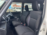 運転席と助手席には、身体を受け止める厚みのあるシートを採用。前方や左右の窓から周囲を見渡しやすく、落ち着いて過ごせるすっきりとした室内空間です。