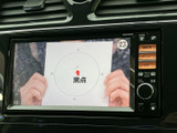テレビ番組の映像を画面に表示でき、停車中の待ち時間にも映像を楽しめます。画面が大きく見やすい位置にあり、休憩中にテレビを視聴したい方にも便利な装備です。