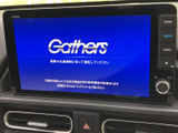 画面からナビやオーディオの各メニューへアクセスでき、側面にはホームや音量などのボタンを配置。表示と操作部がまとまり、日常の切り替えも確認しやすい構成です。