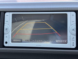 後方の映像にガイド線が重ねて表示され、駐車時に車両後方の状況を確認するのに役立ちます。周囲の安全確認を助ける便利な装備として、狭い駐車スペースへの出し入れなど日常の場面で活用いただけます。