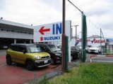 店舗入り口には「IN・SUZUKI」の看板の所になります。