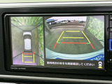 車両周辺を上から捉えた映像と後方の映像を画面で確認でき、駐車時の周囲確認をサポートします。目安となるガイド線も表示され、車庫入れや切り返しの際に便利です。