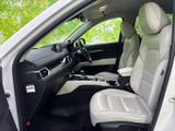 前席の座面や背もたれの形状が見渡せ、乗車時の姿勢をイメージしやすい室内です。足元にはフロアが広がり、明るい色のシートと落ち着いた内装の組み合わせも魅力です。