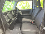 前席からフロントガラス越しに前方を見渡しやすく、運転席まわりもすっきりとまとまっています。シートは体を預けやすい形状で、助手席との距離感にもゆとりがあり、落ち着いて過ごせる室内です。