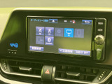 AM・FMやテレビ、Bluetoothなど、画面上に複数の音源選択肢が表示されています。使いたい項目を画面で確認でき、音楽や放送を利用する際にも選びやすい構成です。