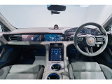 運転席からの眺めです。視界の良さが特徴です。