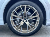 Audiは多様なホイールデザインを提供しており、スポークの形状やサイズ、仕上げ(ポリッシュド、マット、ブラックなど)によって選択肢が豊富です。