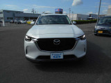 ★CX-60正面からのアングルです♪外装に目立つ大きな傷凹みはございません♪第三者チェックシートもご覧頂けますのでご確認下さい♪またお好みの数字でナンバープレート申請も出来ますのでご要望下さい。