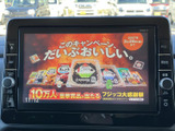 停車中にテレビ映像を視聴できる画面を備えています。待ち時間などに映像を楽しめる便利な装備で、視聴の際は安全のため、必ず車を停車させてご利用ください。