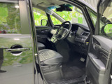 運転席へ乗り込む際に、シートや足元まで見渡せる開口部です。座席まわりはすっきりまとまり、ドアポケットも備わるため、日常使いにも便利です。
