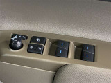 格納式リモコンドアミラーと、パワーウィンドウマスタースイッチです。車内の換気も運転席から簡単に行えます。