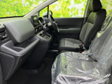 前方の視界が広く、運転席から周囲を確認しやすいレイアウトです。座席はゆとりある形状で、助手席側にも開放感があり、乗る方それぞれが落ち着いて過ごせます。
