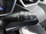 スイッチをオートに設定しておけば、車外の明るさに応じて自動的にヘッドランプを点灯・消灯します。夕暮れ時やトンネルの続く山道などを走行する時に便利なコンライトを装備しています。