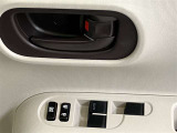 パワーウインドウは運転席ワンタッチ式になっています。挟み込み防止機能付きなので小さなお子様やペットの安全も確保します。