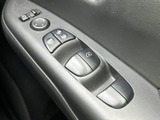 ドア側に窓やドアロック関連のスイッチがまとまり、運転席から手を伸ばして扱いやすい配置です。ボタンの表示も見分けやすく、乗り降りの際や窓を操作するときに便利な装備です。毎日の使い勝手に配慮されています。