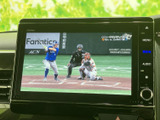 停車中にテレビ映像を視聴できる画面を備えています。お出かけ先での待ち時間などに映像を楽しめるのが便利なポイント。画面表示も見やすく、車内での過ごし方が広がります。
