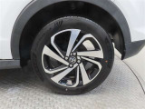 車両のデザインにマッチした純正アルミホイールを装着しています。