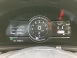 速度や燃料の目安、外気温などをひと目で確認できる表示で、運転前の情報確認にも便利です。見やすく整理されたメーターが、日々の運転を支えます。